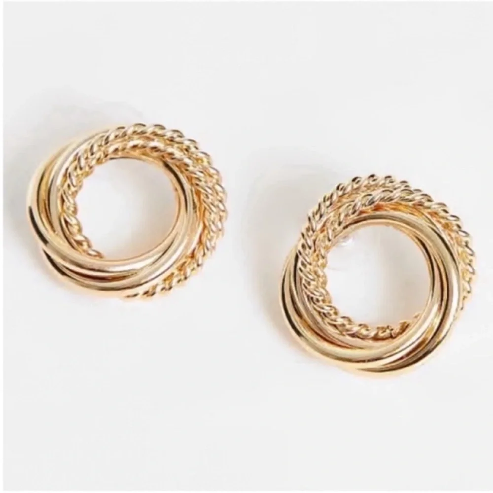 New! Gold Twist Loop Earrings (1040) NWOT